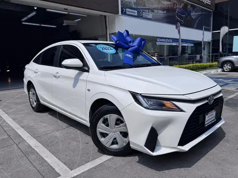 Toyota Yaris Sedan Base Aut usado (2023) color Blanco financiado en mensualidades(enganche $118,670 mensualidades desde $4,993)