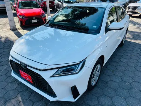 Toyota Yaris Sedan Base Aut usado (2023) color Blanco financiado en mensualidades(enganche $77,131 mensualidades desde $6,851)