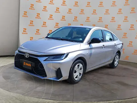 Toyota Yaris Sedan Base Aut usado (2024) color Plata financiado en mensualidades(enganche $83,358 mensualidades desde $6,377)