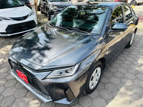 Toyota Yaris Sedan Base Aut usado (2024) color Gris financiado en mensualidades(enganche $90,569 mensualidades desde $8,045)