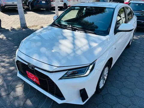 Toyota Yaris Sedan S Aut usado (2023) color Blanco financiado en mensualidades(enganche $83,044 mensualidades desde $7,376)