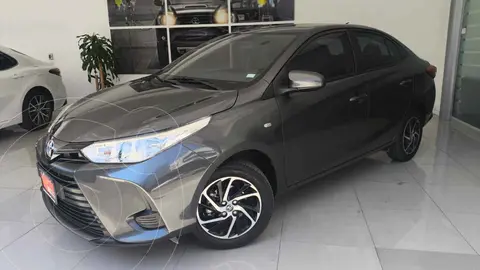 Toyota Yaris Sedan Core Aut usado (2022) color Gris financiado en mensualidades(enganche $67,100 mensualidades desde $6,619)