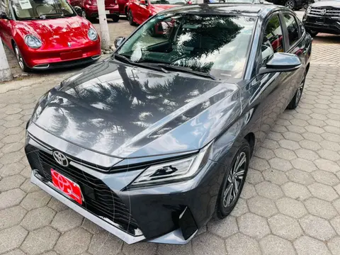Toyota Yaris Sedan S Aut Hi usado (2023) color Gris financiado en mensualidades(enganche $82,506 mensualidades desde $7,328)
