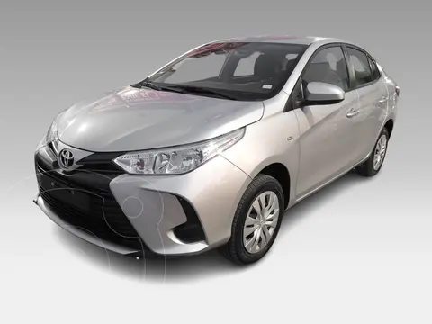 Toyota Yaris Sedan Core Aut usado (2022) color plateado precio $295,000