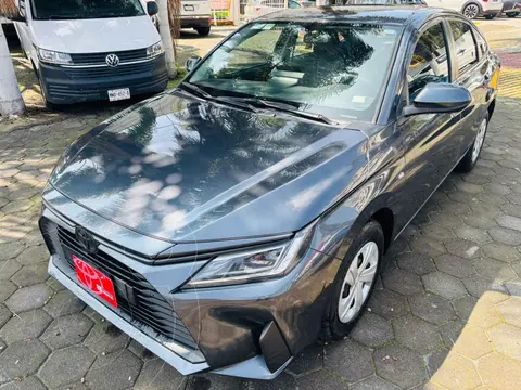 Toyota Yaris Sedan Base usado (2023) color Gris financiado en mensualidades(enganche $79,819 mensualidades desde $7,090)