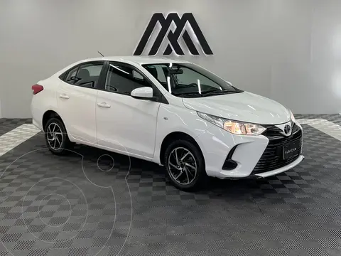 Toyota Yaris Sedan Core Aut usado (2022) color Blanco precio $272,999
