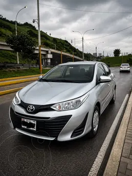 Toyota Yaris Sedan 1.3L GLP usado (2021) color Plata precio u$s14,000