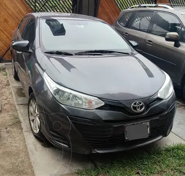 Toyota Yaris Sedan 1.3L usado (2021) color Gris Oscuro precio u$s13,500