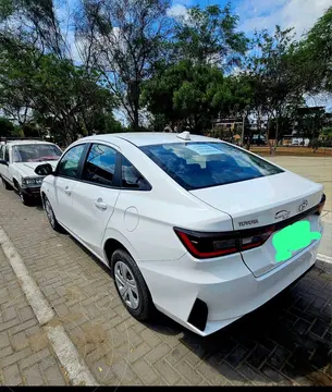 Toyota Yaris Sedan 1.3L GLP usado (2023) color Blanco precio u$s17,000