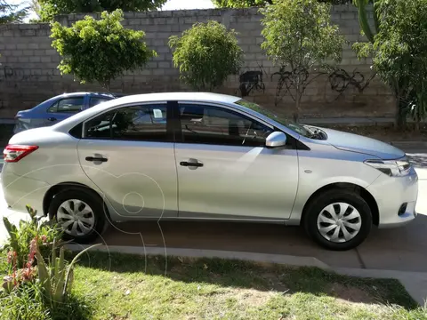Toyota Yaris Sedan 1.3L XLi usado (2013) color Gris Oscuro precio u$s4,500