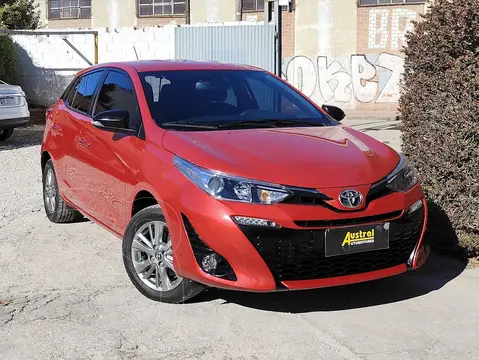 Toyota Yaris 1.5 XLS CVT usado (2021) color Rojo financiado en cuotas(anticipo $15.000.000)