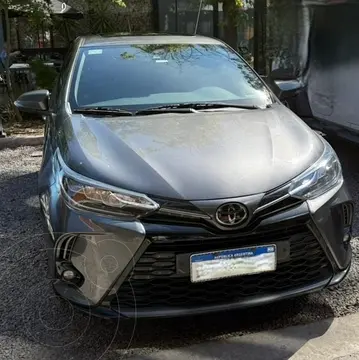 Toyota Yaris 1.5 S CVT usado (2022) color Gris Oscuro precio u$s24.000