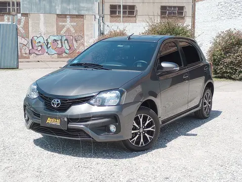 Toyota Yaris 1.5 XLS usado (2022) color Gris financiado en cuotas(anticipo $11.000.000)