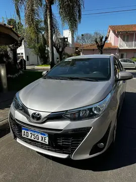 Toyota Yaris 1.5 XLS usado (2019) color Gris financiado en cuotas(anticipo $4.500.000 cuotas desde $250.000)