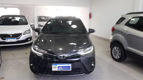Toyota Yaris 1.5 S CVT usado (2022) color Gris financiado en cuotas(anticipo $4.500.000)