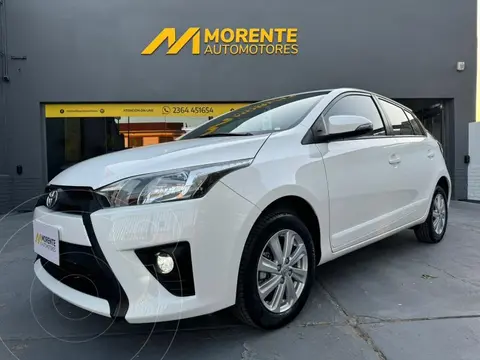 Toyota Yaris 1.5 CVT usado (2017) color Blanco precio $21.990.000