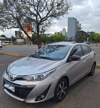 Toyota Yaris 1.5 XS usado (2020) color Gris financiado en cuotas(anticipo $3.000.000 cuotas desde $180.000)