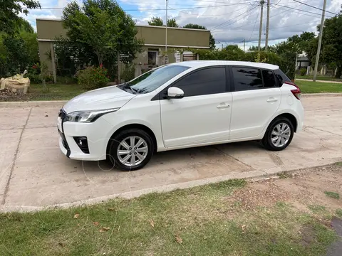Toyota Yaris 1.5 CVT usado (2017) color Blanco precio u$s16.000