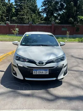 Toyota Yaris 1.5 XS usado (2019) color Blanco financiado en cuotas(anticipo $4.000.000 cuotas desde $200.000)