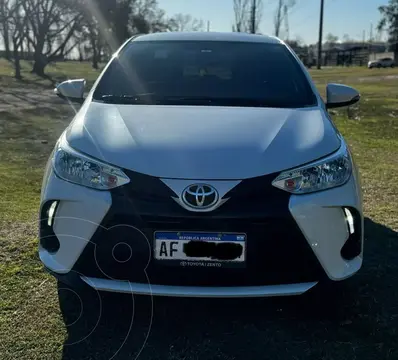 Toyota Yaris 1.5 XS CVT usado (2022) color Blanco financiado en cuotas(anticipo $4.000.000 cuotas desde $250.000)