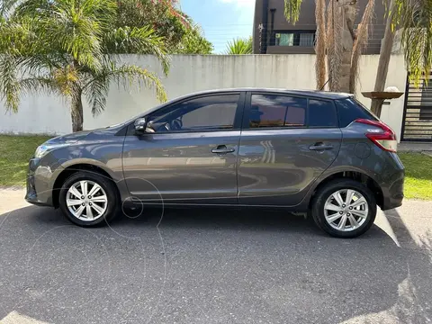 Toyota Yaris 1.5 CVT usado (2017) color Gris Oscuro precio u$s17.500