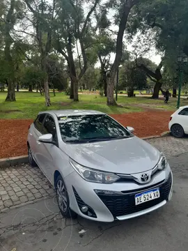 Toyota Yaris 1.5 XLS Pack CVT usado (2021) color Gris Plata  precio u$s21.000
