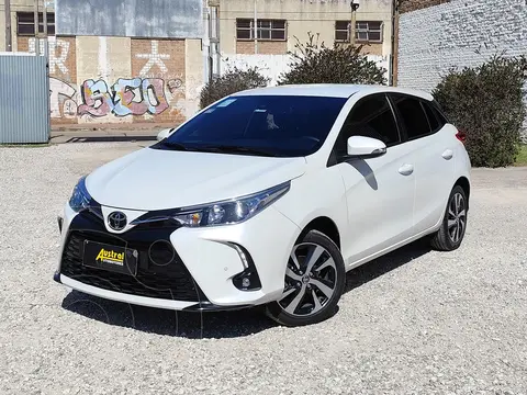 Toyota Yaris 1.5 XLS CVT usado (2022) color Blanco financiado en cuotas(anticipo $13.000.000)