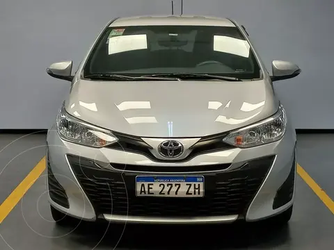 Toyota Yaris 1.5 XS usado (2020) color Gris financiado en cuotas(anticipo $5.000.000 cuotas desde $200.000)