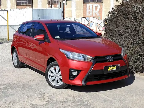 Toyota Yaris 1.5 CVT usado (2017) color Rojo financiado en cuotas(anticipo $12.500.000)
