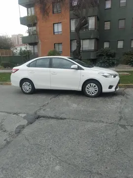 Toyota Yaris 1.5 GLi Aut usado (2015) color Blanco precio $8.000.000