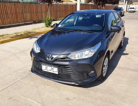 Toyota Yaris 1.5 GLi usado (2021) color Gris Oscuro precio $12.500.000
