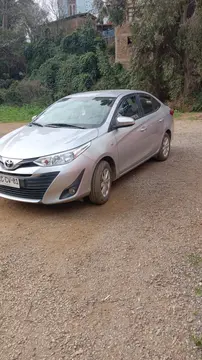 Toyota Yaris 1.5 XLi usado (2018) color Gris precio $8.390.000