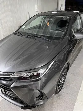 Toyota Yaris 1.5 GLi usado (2021) color Gris precio $12.000.000