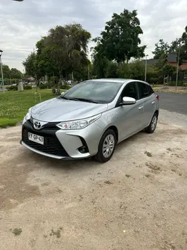 Toyota Yaris 1.5L e CVT usado (2022) color Gris precio $11.800.000