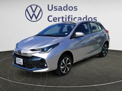 Toyota Yaris 5P 1.5L S Aut usado (2023) color Plata financiado en mensualidades(enganche $84,475 mensualidades desde $6,462)