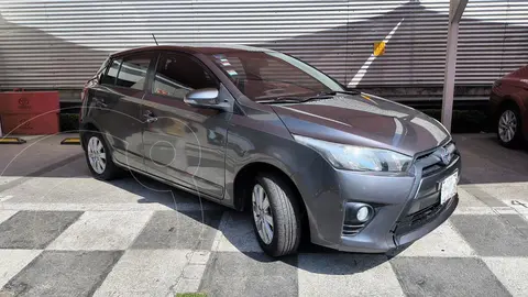 Toyota Yaris 5P 1.5L S Aut usado (2017) color Gris precio $210,000