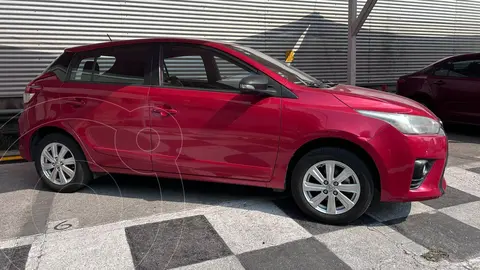 Toyota Yaris 5P 1.5L Core usado (2017) color Rojo precio $215,000