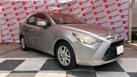 Toyota Yaris 5P 1.5L Core usado (2016) color plateado precio $199,000