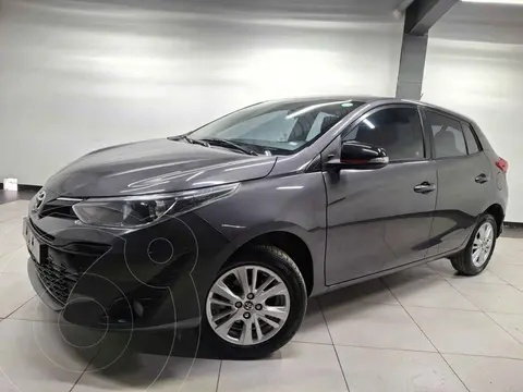Toyota Yaris 5P 1.5L S usado (2020) color Gris precio $250,000