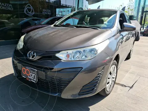 Toyota Yaris 5P 1.5L Core usado (2019) color Gris precio $215,000