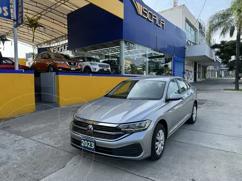 Volkswagen Jetta Trendline usado (2023) color Plata financiado en mensualidades(enganche $99,061 mensualidades desde $7,061)