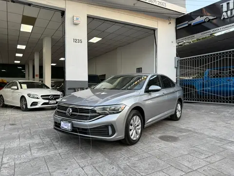 Volkswagen Jetta Comfortline usado (2023) color Plata financiado en mensualidades(enganche $74,000 mensualidades desde $10,617)