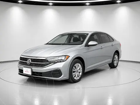 Volkswagen Jetta Trendline usado (2023) color plateado precio $324,000