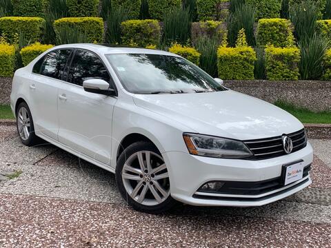 Volkswagen Jetta Sportline usado (2018) color Blanco financiado en mensualidades(enganche $79,000 mensualidades desde $6,200)
