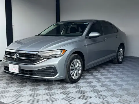 Volkswagen Jetta Trendline usado (2023) color plateado precio $328,000