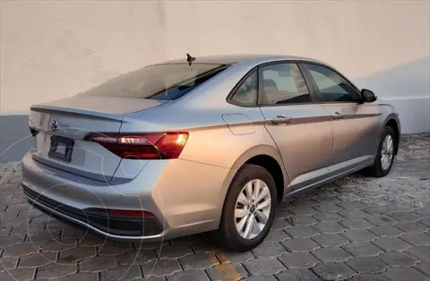 Volkswagen Jetta Comfortline usado (2023) color plateado precio $412,316