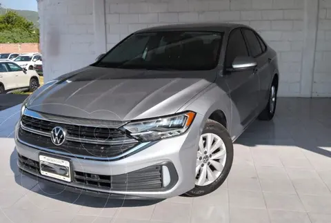 Volkswagen Jetta Comfortline usado (2023) color plateado precio $390,000