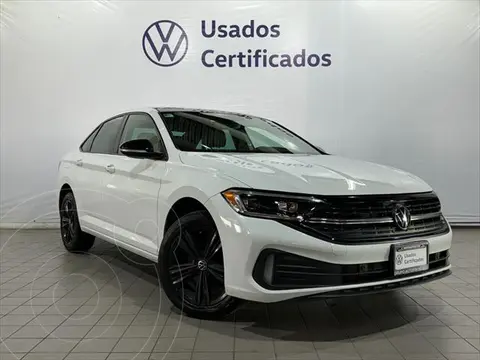 Volkswagen Jetta Sportline usado (2023) color Blanco financiado en mensualidades(enganche $127,802 mensualidades desde $11,652)