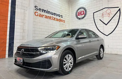 Volkswagen Jetta Trendline usado (2023) color plateado precio $297,000