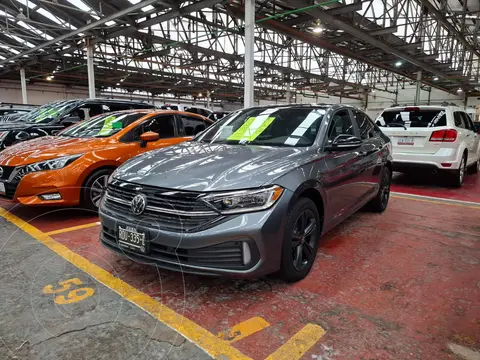 Volkswagen Jetta Sportline usado (2024) color Gris Platino financiado en mensualidades(enganche $116,100 mensualidades desde $10,500)